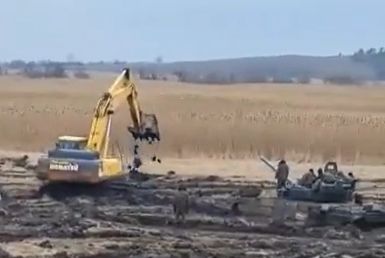 Coś poszło nie tak? Rosyjskie czołgi ugrzęzły w błocie na granicy z Ukrainą (WIDEO)