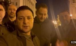 Zełenski apeluje z ulicy Kijowa (WIDEO)