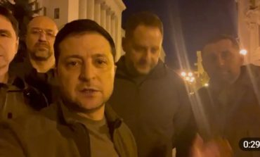 Zełenski apeluje z ulicy Kijowa (WIDEO)