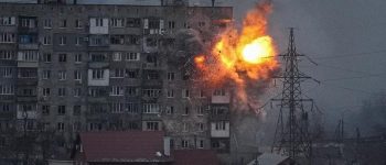 Rosyjski ostrzał artyleryjski bloku mieszkalnego. Fot. https://www.facebook.com/MinistryofDefence.UA/