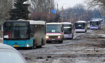 Rosjanie masowo deportują ludność z okupowanych terytoriów Ukrainy