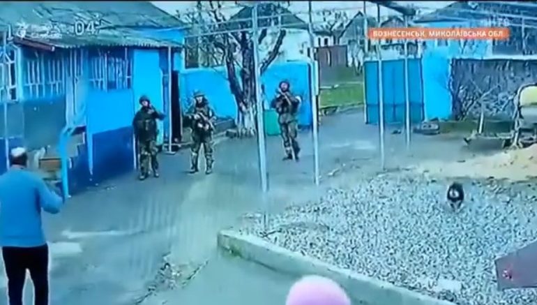 To jest HIT Internetu: Gdy okupant wchodzi na Twoje podwórko. Zobacz WIDEO