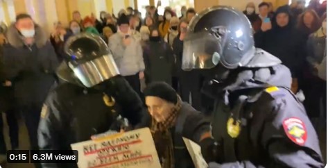 Przeżyła blokadę Leningradu. Putinowska policja zatrzymała staruszkę za antywojenną demonstrację (WIDEO