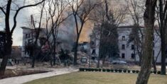Okupanci zbombardowali teatr w Mariupolu, w którym ukrywało się ok. tysiąc osób