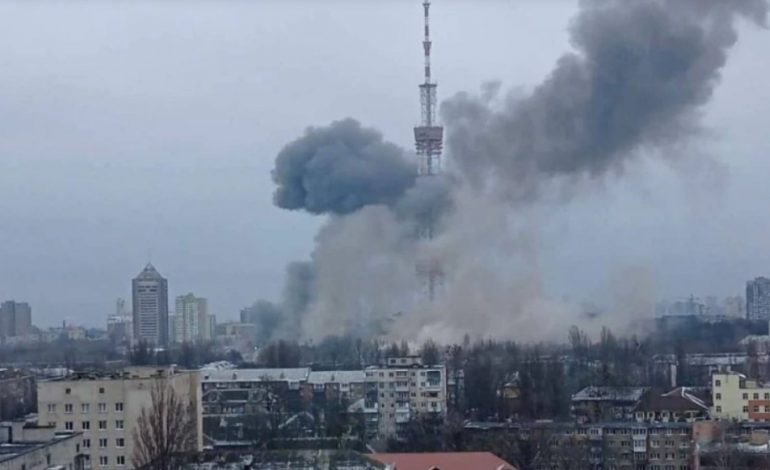 PILNE: Silna eksplozja w Kijowie! Kreml zapowiadał uderzenia w wieże telewizyjne (WIDEO)
