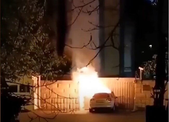 Samochód wjechał w ogrodzenie ambasady rosyjskiej w Bukareszcie. Kierowca zginął (WIDEO)