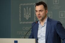 Doradca Zełenskiego „gwarantuje” wojnę z Rosją do 2035 roku. Udzielił rady Ukraińcom