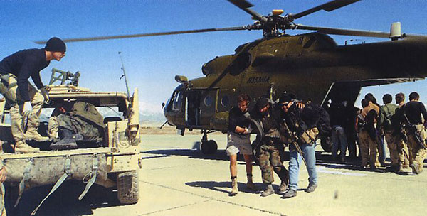 MI-17 w bazie lotniczej Bagram podczas operacji Anaconda, 2002.