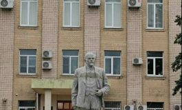 Oto znak, że weszli tu Rosjanie. W zajętym przez wroga mieście, stanął obalony przez Ukraińców pomnik Lenina