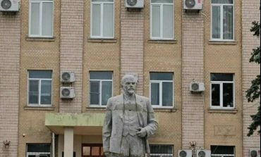 Oto znak, że weszli tu Rosjanie. W zajętym przez wroga mieście, stanął obalony przez Ukraińców pomnik Lenina