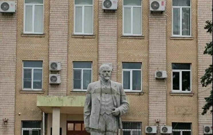 Oto znak, że weszli tu Rosjanie. W zajętym przez wroga mieście, stanął obalony przez Ukraińców pomnik Lenina