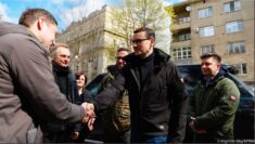 Premier Morawiecki we Lwowie. Otwiera miasteczko dla uchodźców i apeluje do KE o fundusze solidarnościowe