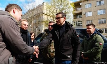 Premier Morawiecki we Lwowie. Otwiera miasteczko dla uchodźców i apeluje do KE o fundusze solidarnościowe