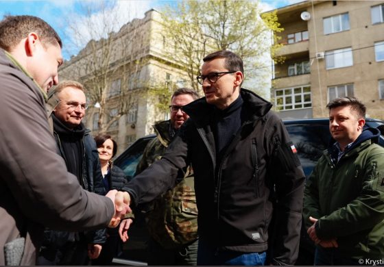 Premier Morawiecki we Lwowie. Otwiera miasteczko dla uchodźców i apeluje do KE o fundusze solidarnościowe