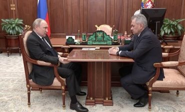 Putin przez 12 minut spotkania z Szojgu ws. Mariupola trzymał się krawędzi stołu (WIDEO)