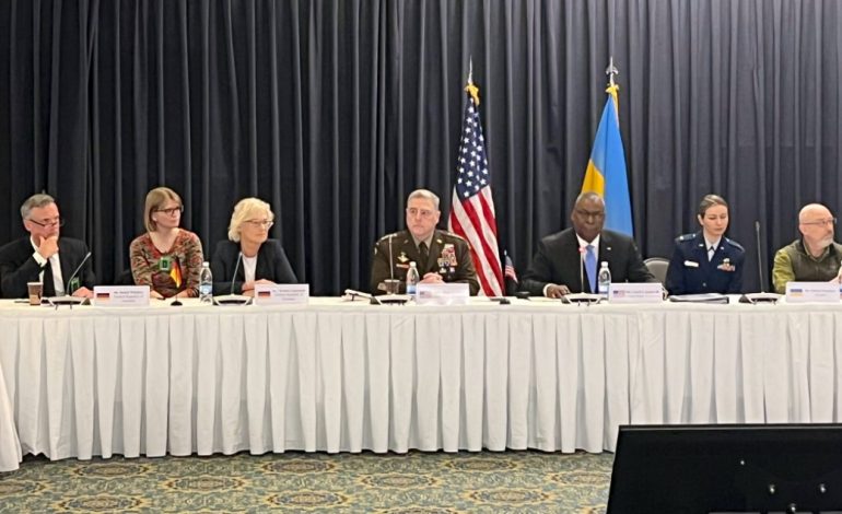 PILNE: Niemiecki rząd zgodził się na dostarczanie ciężkiej broni Ukrainie. USA przekazały wyrzutnie HIMARS