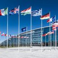 Siedziba NATO i flagi państw członkowskich
