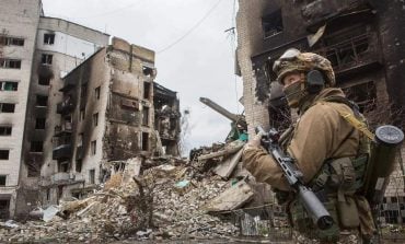 Kancelaria prezydenta Ukrainy: Zełenski i dowództwo wojskowe szukają sposobu udzielenia pomocy oblężonemu Mariupolowi