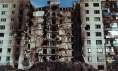 Okupanci zrównują Mariupol z ziemią. Chcą zdążyć do wiosny