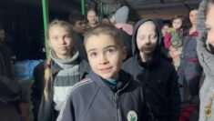 2 miesiące pod ziemią. Pułk Azow pokazał, jak żyją cywile Mariupola w oblężonych zakładach Azowstalu (FOTO, WIDEO)