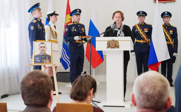 Wręczenie medalu Złotej Gwiazdy matce rosyjskiego żołnierza.