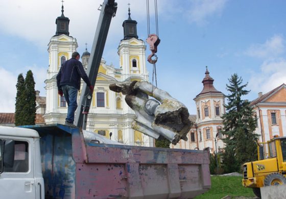 W Krzemieńcu zdemontowano pomnik radzieckich żołnierzy