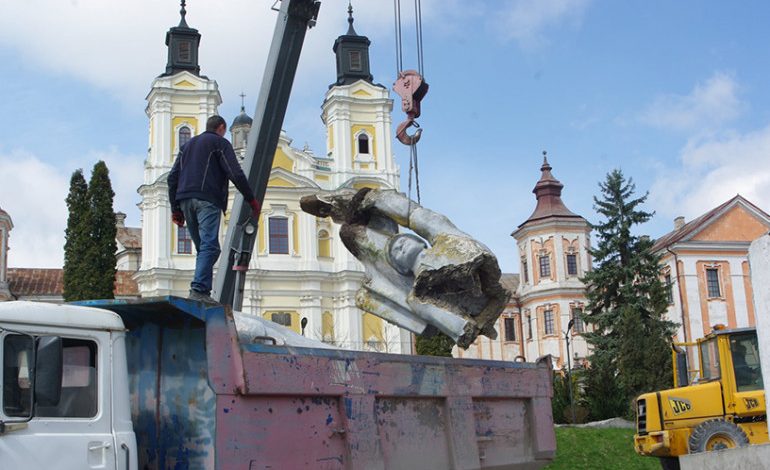 W Krzemieńcu zdemontowano pomnik radzieckich żołnierzy