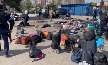 Rosjanie uderzyli rakietami Iskander na dworzec w Kramatorsku: zginęło kilkadziesiąt osób (WIDEO 18+)