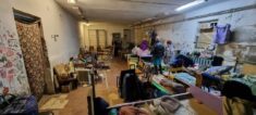 „Musieliśmy spać obok ciał zmarłych”. Okupanci przez miesiąc przetrzymywali 150 osób na 65 m. kw
