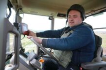 Ukraińcy przystąpili do prac polowych. 30 km od linii wroga (FOTO)