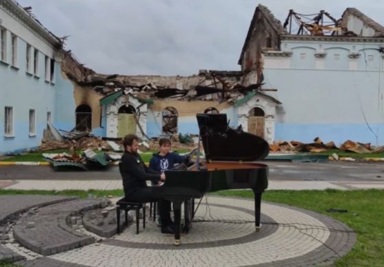 Wybitny pianista w Irpieniu, wystąpił na tle ruin domu kultury (WIDEO)