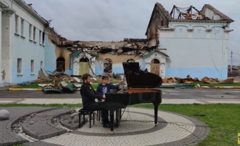 Wybitny pianista w Irpieniu, wystąpił na tle ruin domu kultury (WIDEO)
