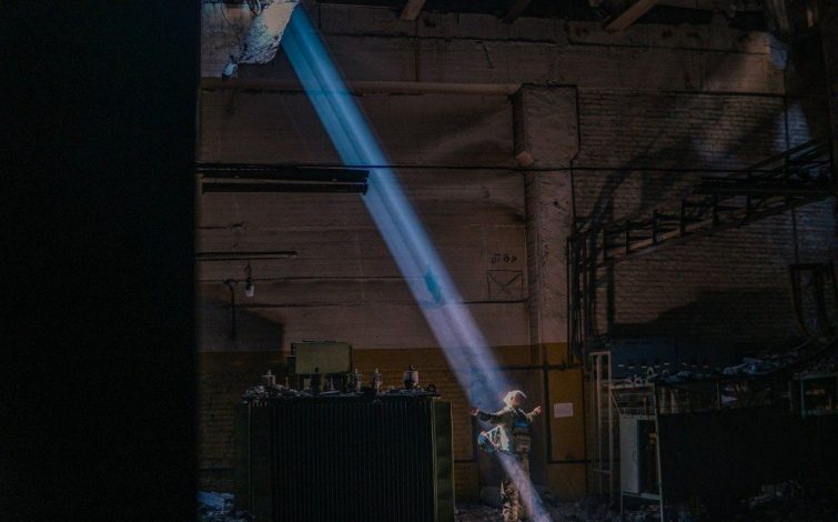 REUTERS: Rosjanie wywieźli z Mariupola co najmniej 7 kolejnych autobusów z ukraińskimi żołnierzami