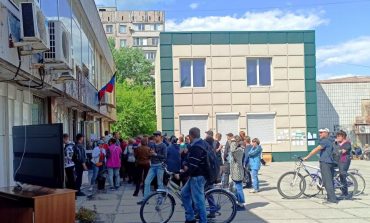 Samochody ze szczekaczkami i uliczne telewizory, czyli jak Rosjanie urabiają mieszkańców Mariupola (WIDEO)