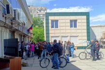 Samochody ze szczekaczkami i uliczne telewizory, czyli jak Rosjanie urabiają mieszkańców Mariupola (WIDEO)