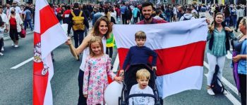 Taras Telkovsky podczas pokojowego protestu w Mińsku