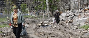 Zniszczone osiedle w Mariupolu