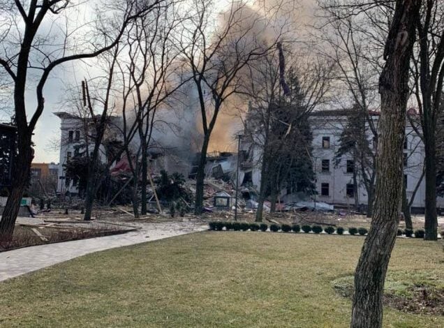 Associated Press: W teatrze w Mariupolu zginęło 600 osób