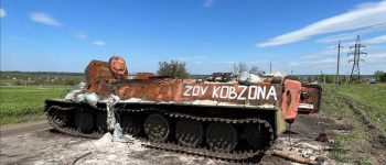 Zniszczony rosyjski wóz piechoty z domalowanym przez ukraińskich żołnierzy hasłem Wezwanie Kobzona