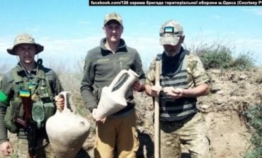 Ukraińskie wojsko znalazło podczas kopania okopów w Odessie starożytne amfory