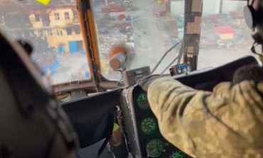 Ukraińscy piloci przełamują blokadę Azowstalu (mocne wideo)