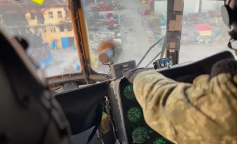 Ukraińscy piloci przełamują blokadę Azowstalu (mocne wideo)