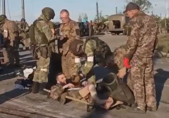 264 Obrońców Azowstalu w rękach okupantów. Rosyjskie media publikują filmy z "poddania się" Ukraińców (WIDEO)