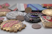 W Mariupolu rosyjscy okupanci chcą postawić pomnik emerytki z flagą ZSRR