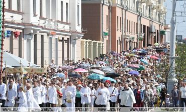 Po raz pierwszy od dwóch lat ulicami Mińska przeszła procesja Bożego Ciała (WIDEO)