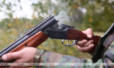 Łukaszenka kazał natychmiast rozdać broń palną strażakom