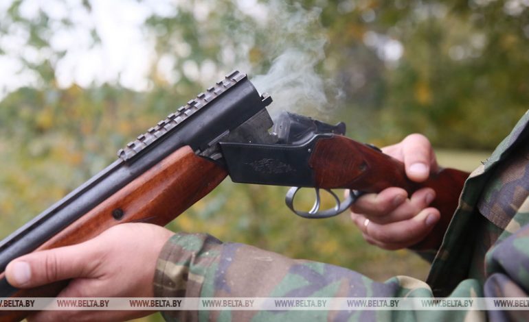 Łukaszenka kazał natychmiast rozdać broń palną strażakom