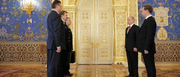 Przekazanie „nuklearnej walizki” Władimirowi Putinowi 7 maja 2012 r.