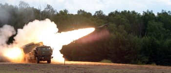 Żołnierze Gwardii Narodowej z Północnej Karoliny, strzelają z lekkiej wyrzutni rakietowej M142 HIMARS podczas ćwiczenia ogniowego na poligonie Drawsko Pomorskie, Polska. Fot: Sgt. 1st Class Robert Jordan (Flickr.com)
