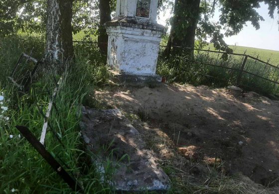 PILNE:  Z mogił polskich żołnierzy na Białorusi wyrzucono szczątki. Groby sprofanowane!